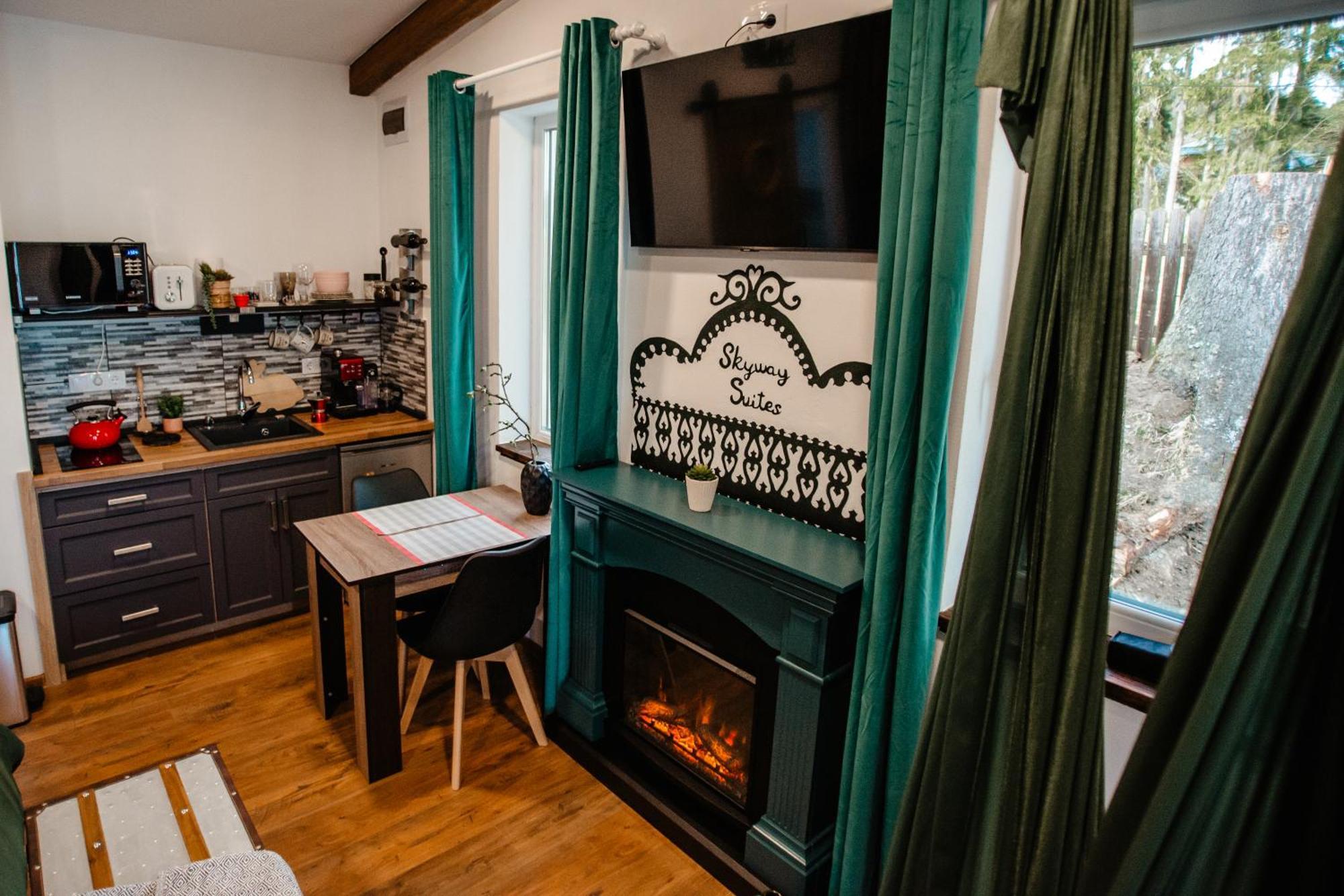 Skyway Connection Hideaway Apartment *