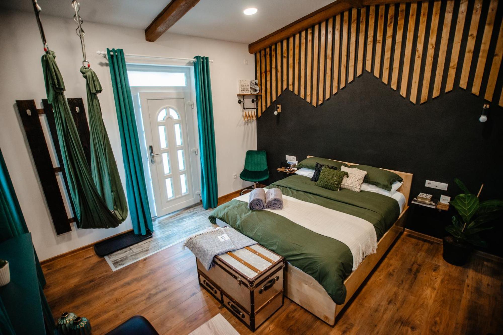 Skyway Connection Hideaway Apartment Borsec